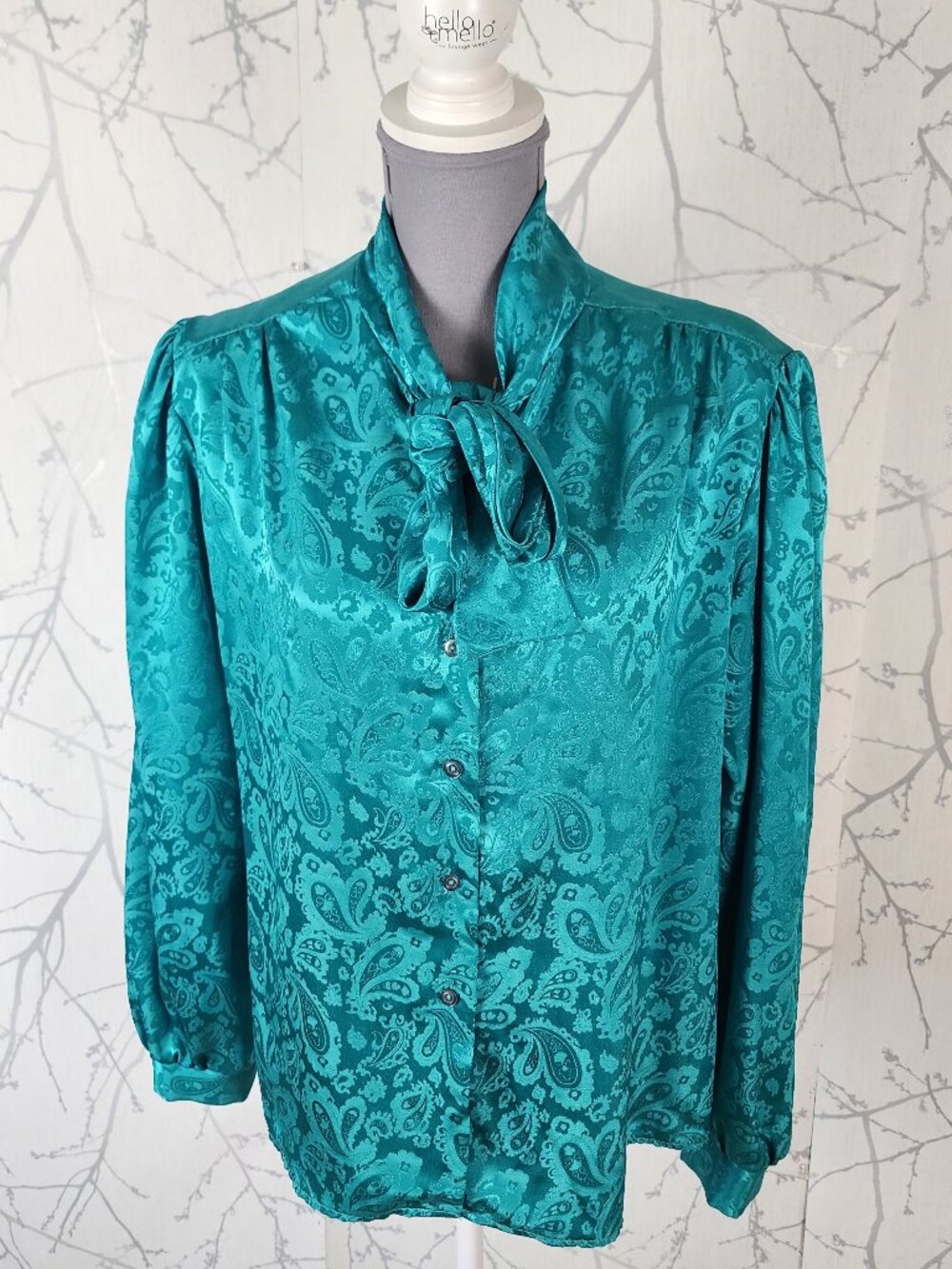 Raffie VTG Green Paisley Jacquard Satin Tie Neck Button Front Blouse